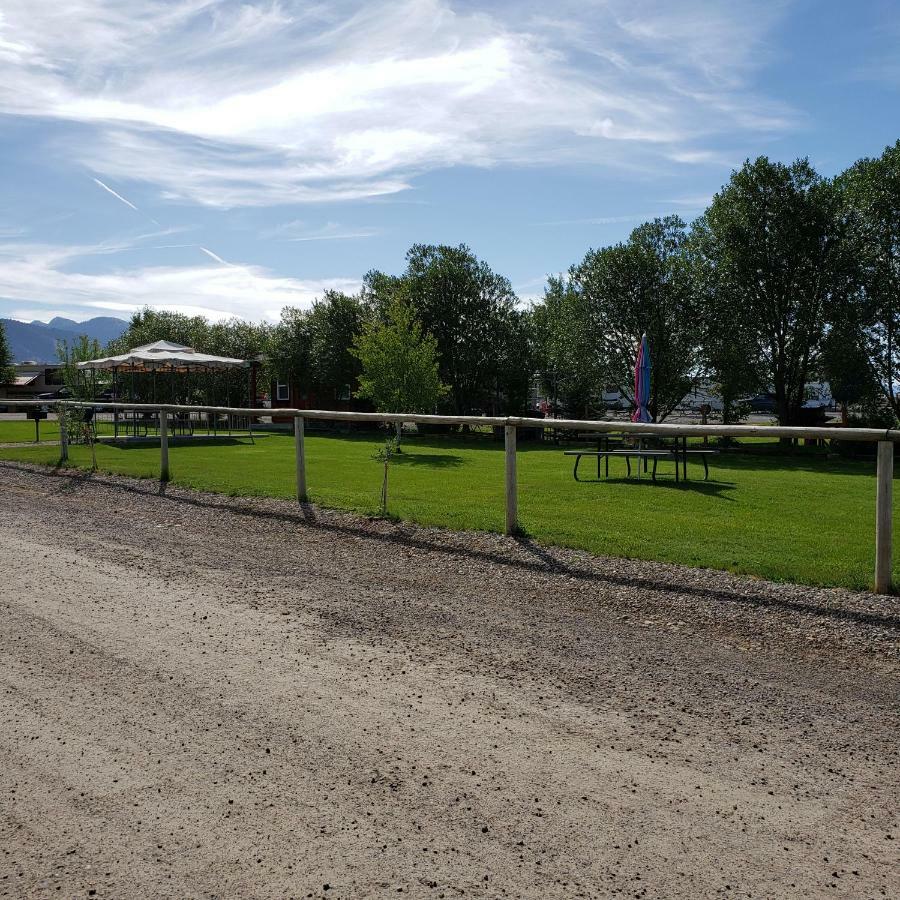 Wolf Den Log Cabin Motel And Rv Park Thayne Bagian luar foto